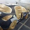 Vue arrière d'une voiture après peinture dans un atelier de carrosserie